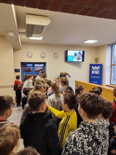 Uczniowie ZSP Libusza na Politechnice Krakowskiej w oczekiwaniu na wykład