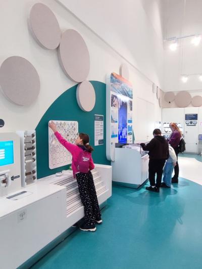 Uczniowie ZSP Libusza w czasie eksplorowania wystawy stałej w Małopolskim Centrum Nauki Cogiteon w Krakowie