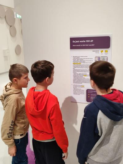Uczniowie ZSP Libusza w czasie eksplorowania wystawy stałej w Małopolskim Centrum Nauki Cogiteon w Krakowie