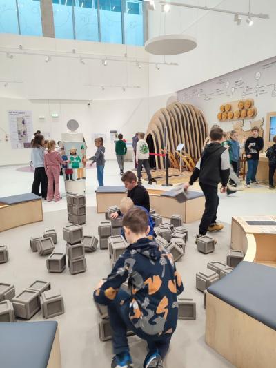 Uczniowie ZSP Libusza w czasie eksplorowania wystawy stałej w Małopolskim Centrum Nauki Cogiteon w Krakowie