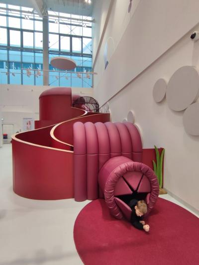 Uczniowie ZSP Libusza w czasie eksplorowania wystawy stałej w Małopolskim Centrum Nauki Cogiteon w Krakowie