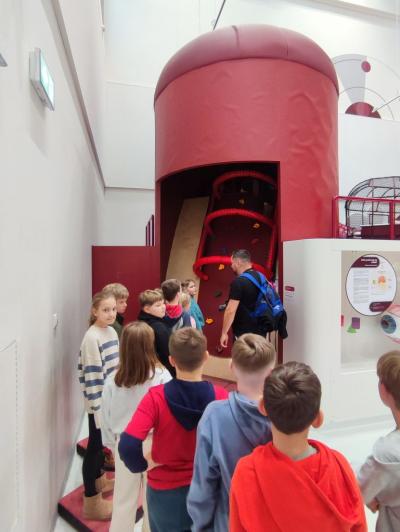 Uczniowie ZSP Libusza w czasie eksplorowania wystawy stałej w Małopolskim Centrum Nauki Cogiteon w Krakowie