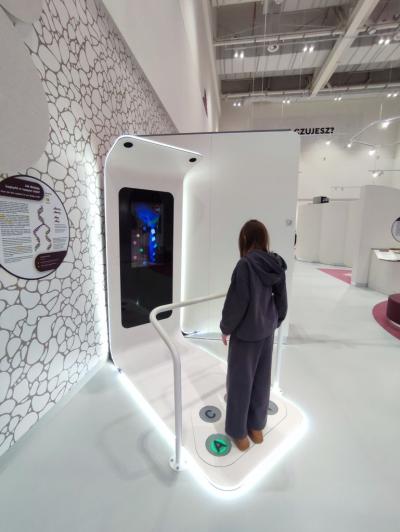 Uczniowie ZSP Libusza w czasie eksplorowania wystawy stałej w Małopolskim Centrum Nauki Cogiteon w Krakowie