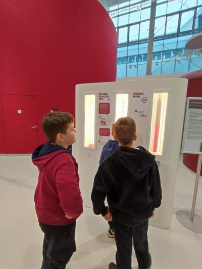 Uczniowie ZSP Libusza w czasie eksplorowania wystawy stałej w Małopolskim Centrum Nauki Cogiteon w Krakowie