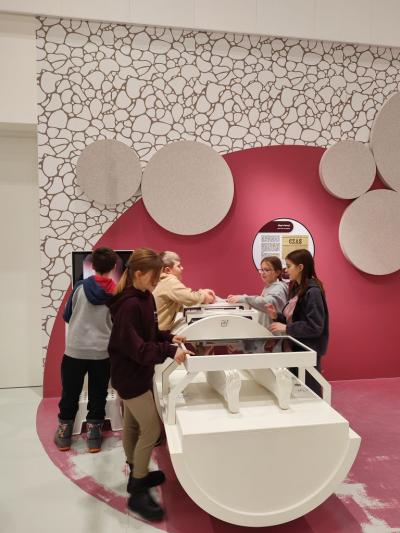 Uczniowie ZSP Libusza w czasie eksplorowania wystawy stałej w Małopolskim Centrum Nauki Cogiteon w Krakowie