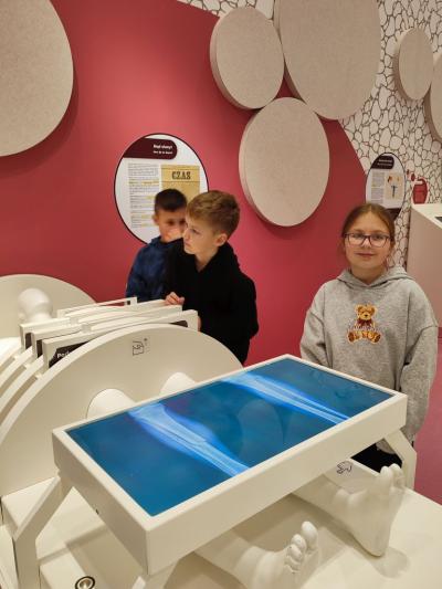 Uczniowie ZSP Libusza w czasie eksplorowania wystawy stałej w Małopolskim Centrum Nauki Cogiteon w Krakowie