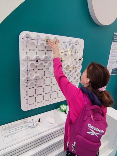 Uczniowie ZSP Libusza w czasie eksplorowania wystawy stałej w Małopolskim Centrum Nauki Cogiteon w Krakowie