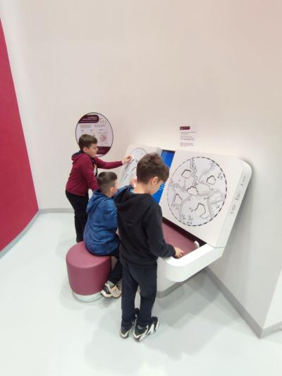 Uczniowie ZSP Libusza w czasie eksplorowania wystawy stałej w Małopolskim Centrum Nauki Cogiteon w Krakowie