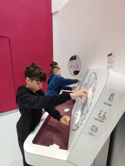 Uczniowie ZSP Libusza w czasie eksplorowania wystawy stałej w Małopolskim Centrum Nauki Cogiteon w Krakowie