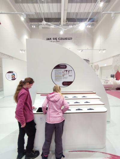 Uczniowie ZSP Libusza w czasie eksplorowania wystawy stałej w Małopolskim Centrum Nauki Cogiteon w Krakowie