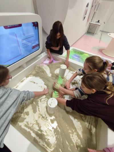 Uczniowie ZSP Libusza w czasie eksplorowania wystawy stałej w Małopolskim Centrum Nauki Cogiteon w Krakowie