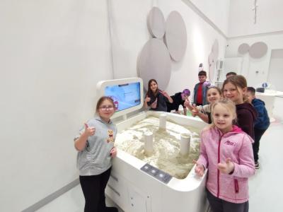 Uczniowie ZSP Libusza w czasie eksplorowania wystawy stałej w Małopolskim Centrum Nauki Cogiteon w Krakowie