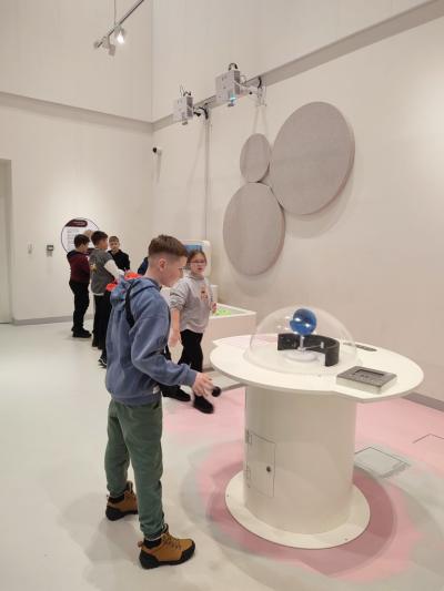 Uczniowie ZSP Libusza w czasie eksplorowania wystawy stałej w Małopolskim Centrum Nauki Cogiteon w Krakowie