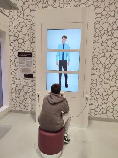 Uczniowie ZSP Libusza w czasie eksplorowania wystawy stałej w Małopolskim Centrum Nauki Cogiteon w Krakowie