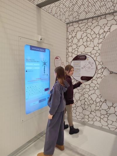 Uczniowie ZSP Libusza w czasie eksplorowania wystawy stałej w Małopolskim Centrum Nauki Cogiteon w Krakowie