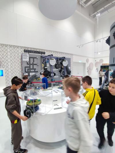 Uczniowie ZSP Libusza w czasie eksplorowania wystawy stałej w Małopolskim Centrum Nauki Cogiteon w Krakowie