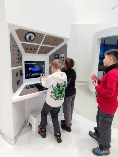 Uczniowie ZSP Libusza w czasie eksplorowania wystawy stałej w Małopolskim Centrum Nauki Cogiteon w Krakowie