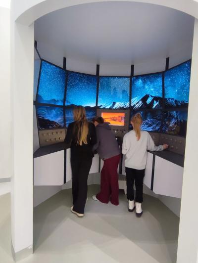 Uczniowie ZSP Libusza w czasie eksplorowania wystawy stałej w Małopolskim Centrum Nauki Cogiteon w Krakowie