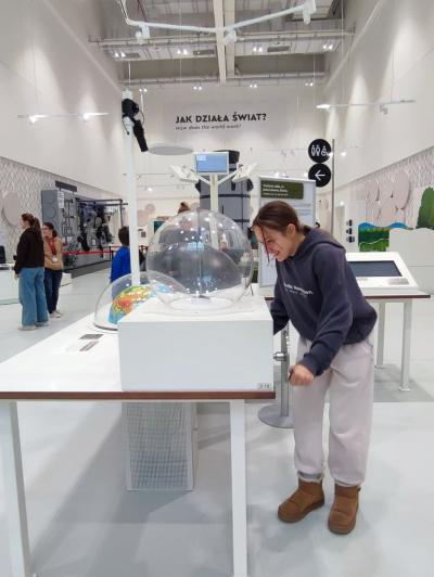 Uczniowie ZSP Libusza w czasie eksplorowania wystawy stałej w Małopolskim Centrum Nauki Cogiteon w Krakowie