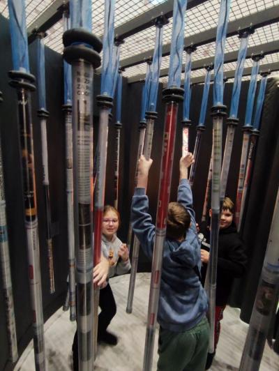 Uczniowie ZSP Libusza w czasie eksplorowania wystawy stałej w Małopolskim Centrum Nauki Cogiteon w Krakowie