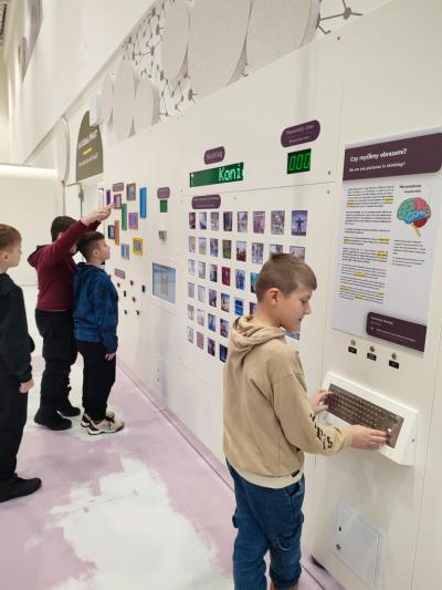 Uczniowie ZSP Libusza w czasie eksplorowania wystawy stałej w Małopolskim Centrum Nauki Cogiteon w Krakowie