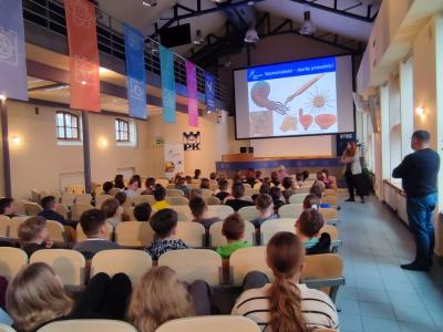 Uczniowie ZSP Libusza w czasie wykładu o kamieniach i minerałach prowadzonym przez dr inż. Martę Wróbel