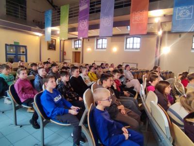 Uczniowie ZSP Libusza w czasie wykładu o kamieniach i minerałach prowadzonym przez dr inż. Martę Wróbel