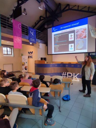 Uczniowie ZSP Libusza w czasie wykładu o kamieniach i minerałach prowadzonym przez dr inż. Martę Wróbel