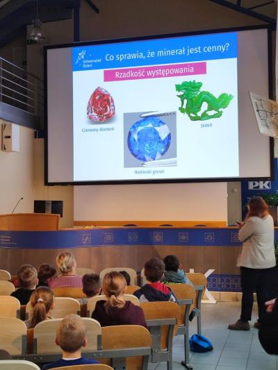 Uczniowie ZSP Libusza w czasie wykładu o kamieniach i minerałach prowadzonym przez dr inż. Martę Wróbel