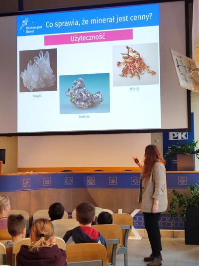 Uczniowie ZSP Libusza w czasie wykładu o kamieniach i minerałach prowadzonym przez dr inż. Martę Wróbel