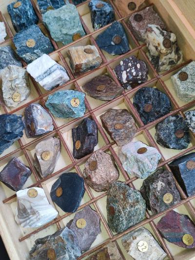 Uczniowie ZSP Libusza w czasie wykładu o kamieniach i minerałach prowadzonym przez dr inż. Martę Wróbel