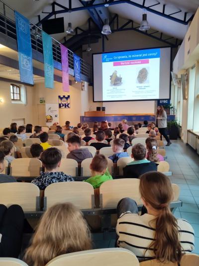 Uczniowie ZSP Libusza w czasie wykładu o kamieniach i minerałach prowadzonym przez dr inż. Martę Wróbel