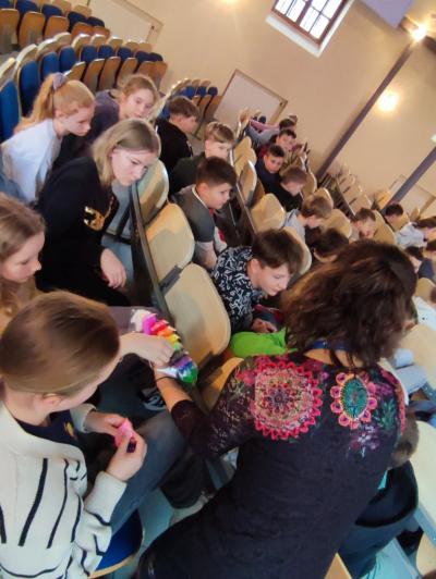 Uczniowie ZSP Libusza w czasie wykładu o kamieniach i minerałach prowadzonym przez dr inż. Martę Wróbel