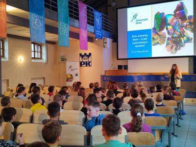 Uczniowie ZSP Libusza w czasie wykładu o kamieniach i minerałach prowadzonym przez dr inż. Martę Wróbel