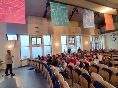 Uczniowie ZSP Libusza w czasie wykładu o kamieniach i minerałach prowadzonym przez dr inż. Martę Wróbel