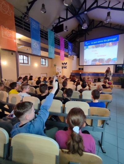 Uczniowie ZSP Libusza w czasie wykładu o kamieniach i minerałach prowadzonym przez dr inż. Martę Wróbel