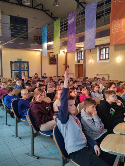 Uczniowie ZSP Libusza w czasie wykładu o kamieniach i minerałach prowadzonym przez dr inż. Martę Wróbel