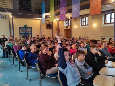 Uczniowie ZSP Libusza w czasie wykładu o kamieniach i minerałach prowadzonym przez dr inż. Martę Wróbel