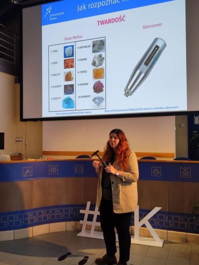 Uczniowie ZSP Libusza w czasie wykładu o kamieniach i minerałach prowadzonym przez dr inż. Martę Wróbel