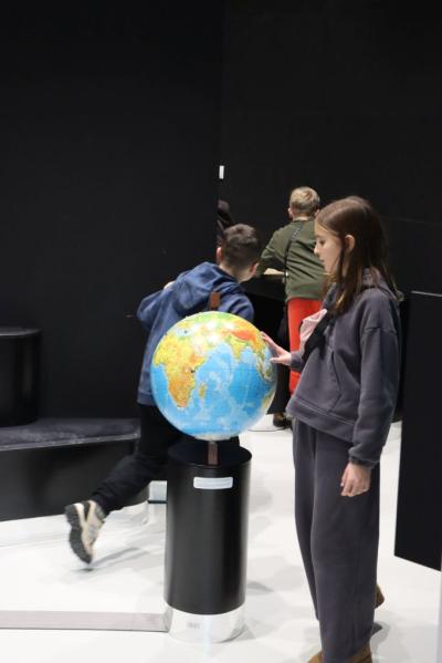 Uczniowie zwiedzający wystawy Cogiteon Kraków