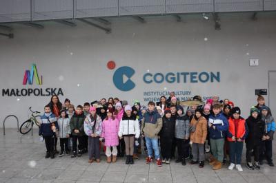 Zdjęcie grupowe przed Cogiteon Kraków.