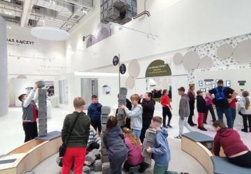 Uczniowie ZSP Libusza w czasie eksplorowania wystawy stałej w Małopolskim Centrum Nauki Cogiteon w Krakowie