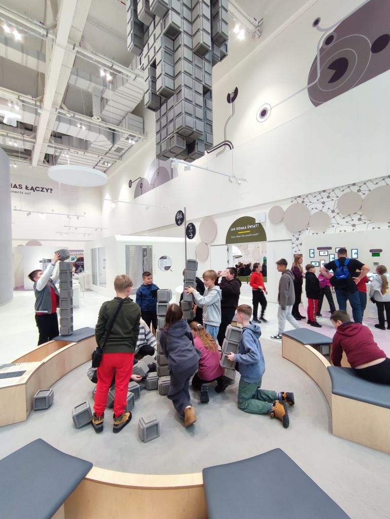 Uczniowie ZSP Libusza w czasie eksplorowania wystawy stałej w Małopolskim Centrum Nauki Cogiteon w Krakowie