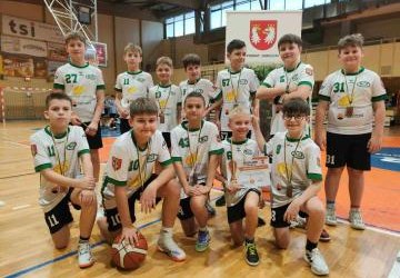 Reprezentacja Szkoły Podstawowej w Libuszy - brązowi medaliści powiatowych Igrzyska Dzieci w koszykówce