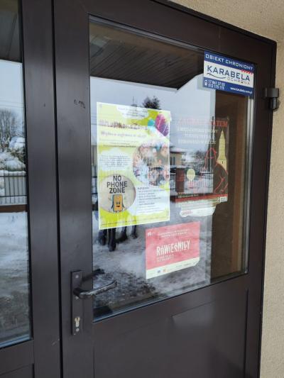 Plakat informacyjny kampanii na drzwiach wejściowych do szkoły