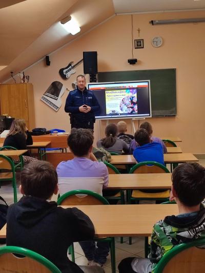 Spotkanie z policjantem -zagrożenia wynikające z korzystania z telefonu