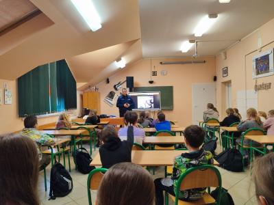 Spotkanie z policjantem -zagrożenia wynikające z korzystania z telefonu