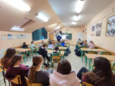 Spotkanie z policjantem -zagrożenia wynikające z korzystania z telefonu