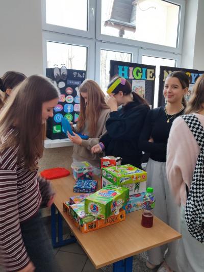 Uczniowie w akcji zaproponowanych aktywności na czas przerw międzylekcyjnych