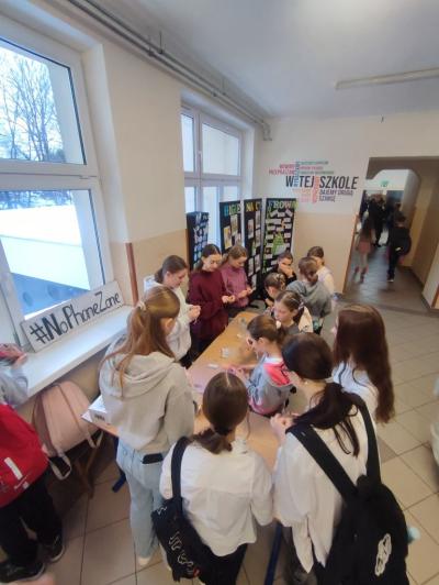 Uczniowie w akcji zaproponowanych aktywności na czas przerw międzylekcyjnych